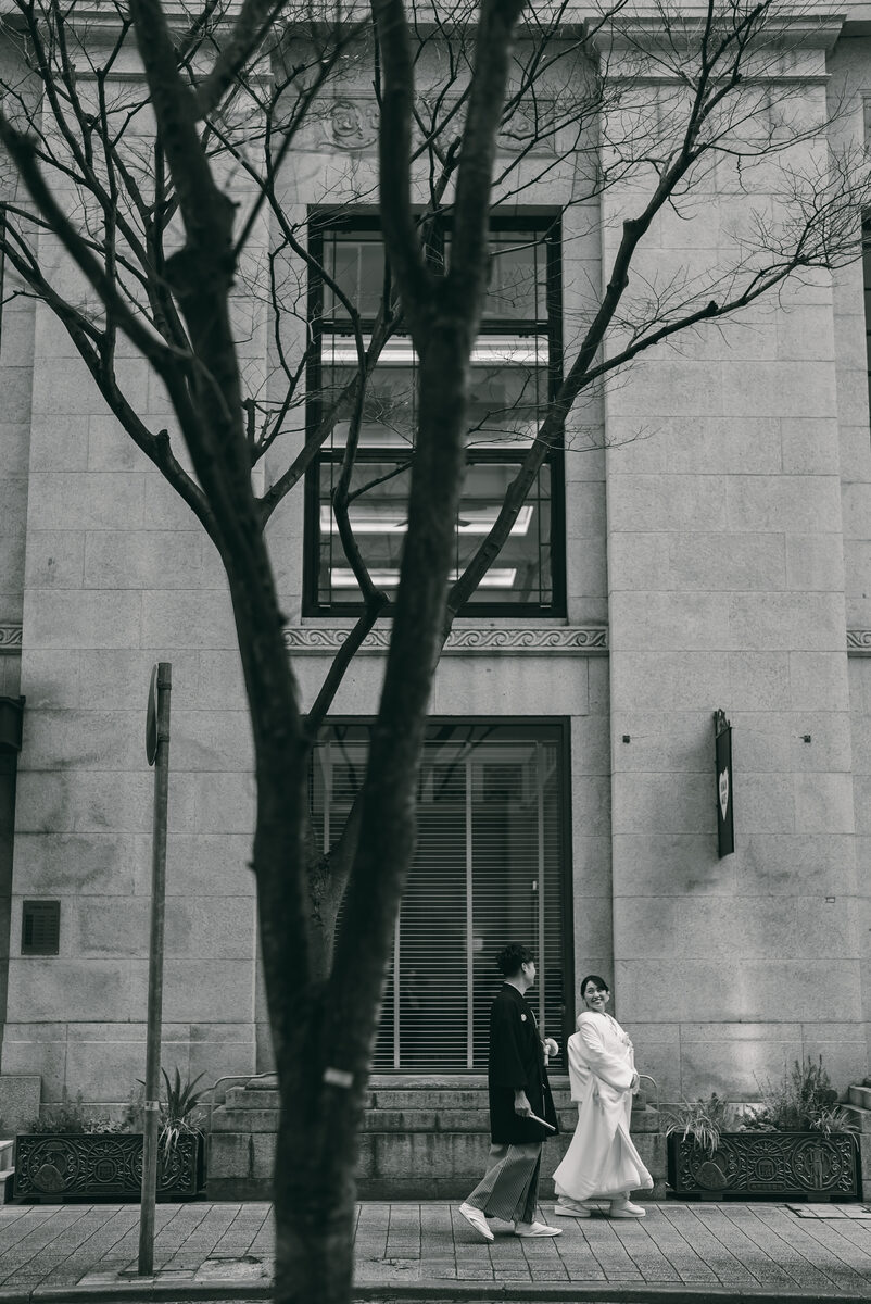 Monochrome photo of kimono couple walking in Kobe