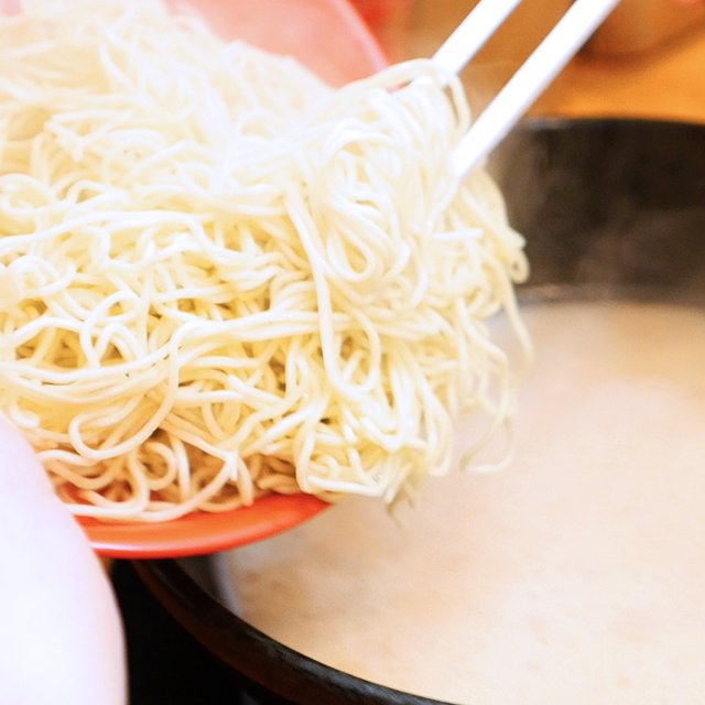 Tipping the kaedama noodles into the soup