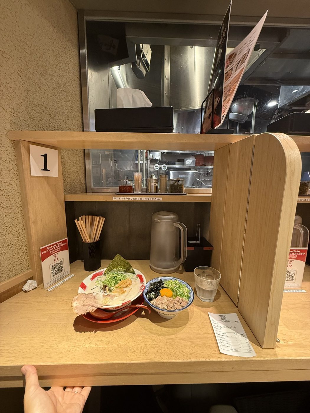 White tonkotsu, barikata, raw garlic, spring onion. With the rice bowl: 1,190 yen, everything included.
