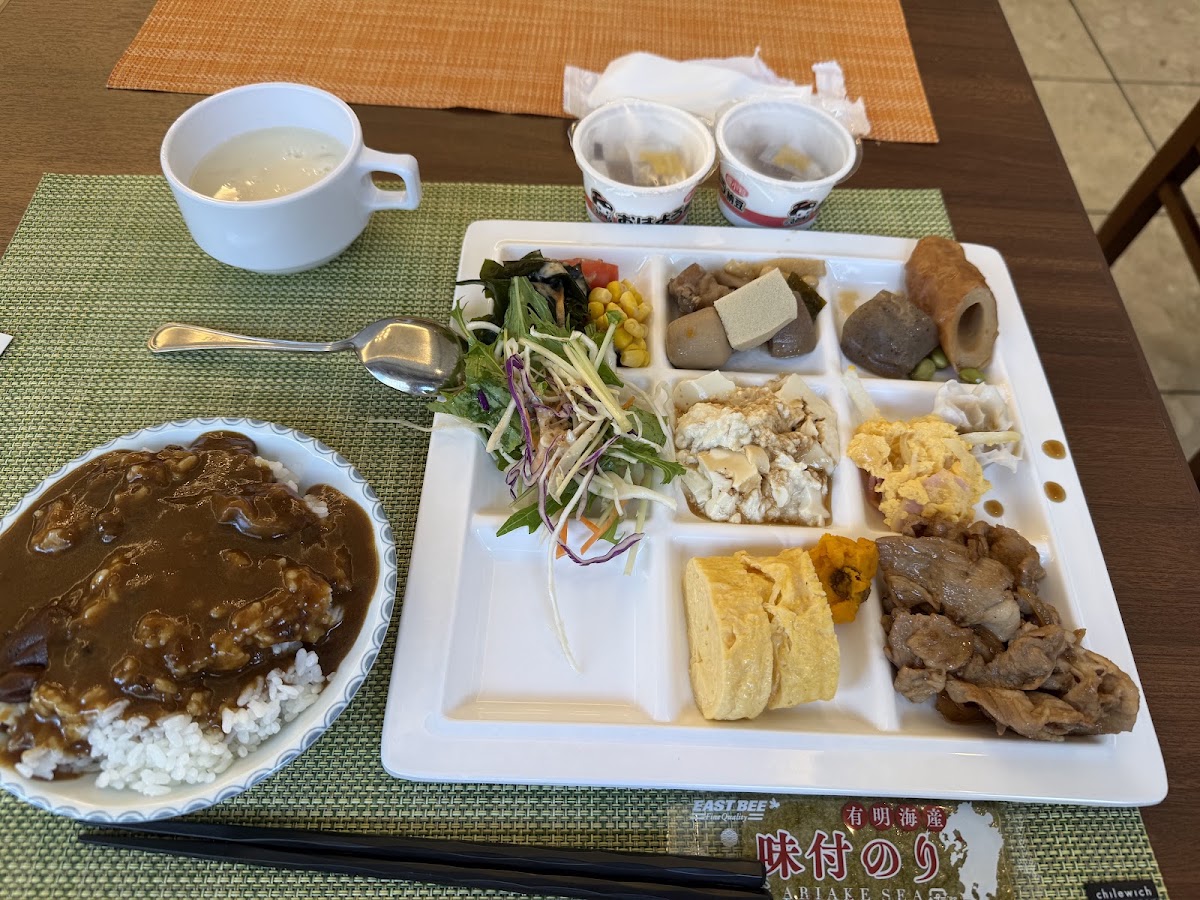 Breakfast plate at Hotel Via Mare Kobe with curry, rice and side dishes