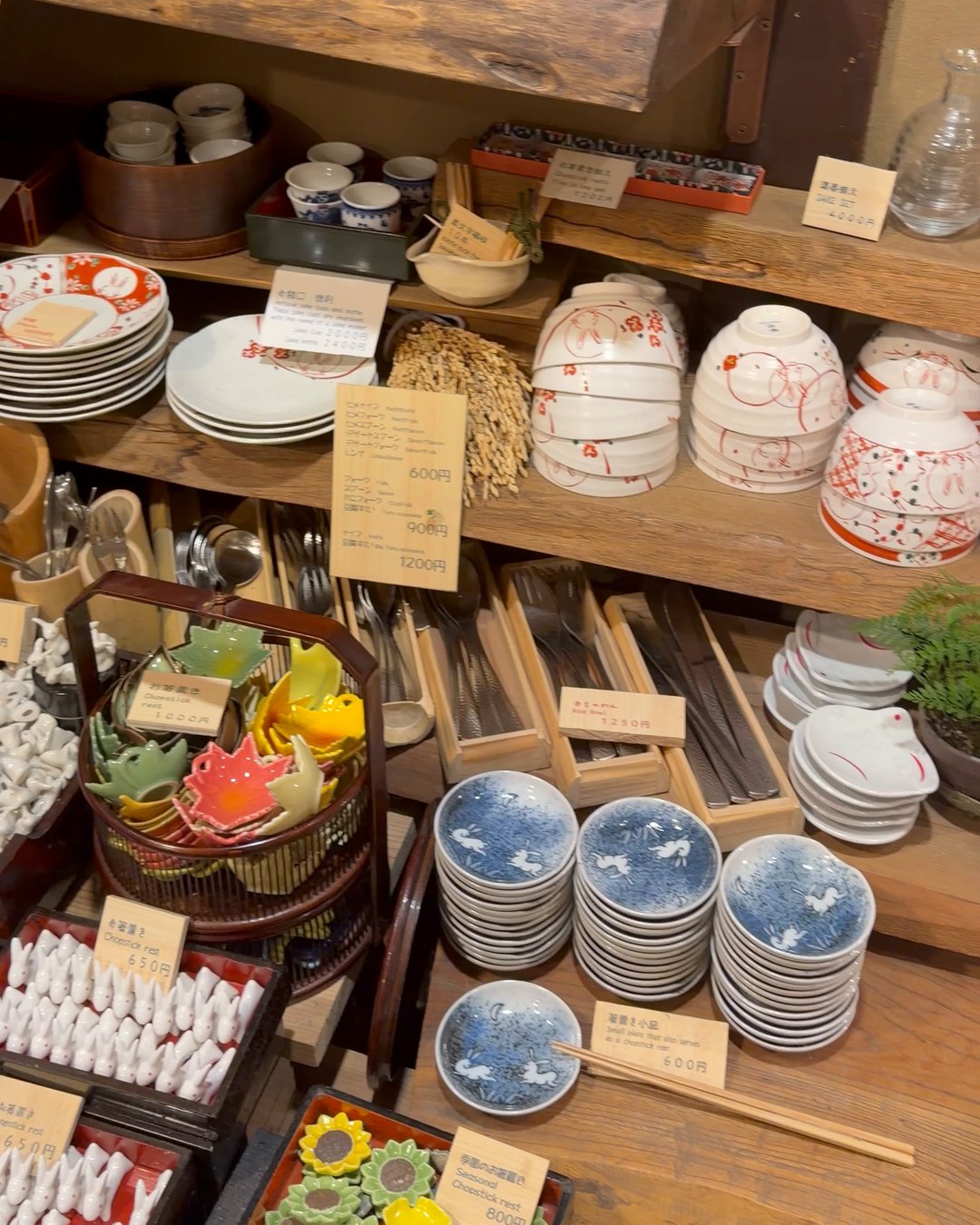 Tableware shelf at Usagiya in Pontocho, Kyoto, with rice bowls ¥1,250 and chopstick rests ¥650